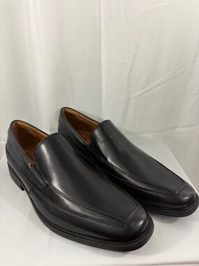 NWT Clarks Men’s Size 10.5 Classic Black Leather Slip-On Dress Shoes